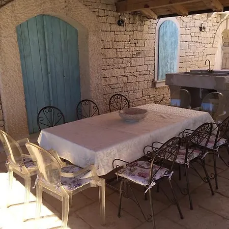 فيلة Roses Tinjan