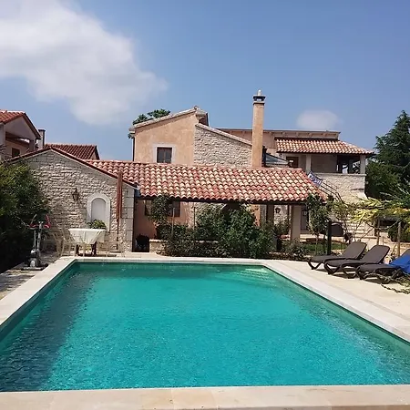 Villa Roses Tinjan